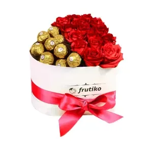 Bílé srdce rudé růže + Ferrero Rocher 13 růží + 15 bonbonů