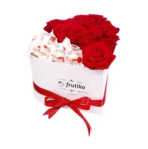 Bílá krabice rudých růží + Raffaello 13 růží + 15 bonbonů