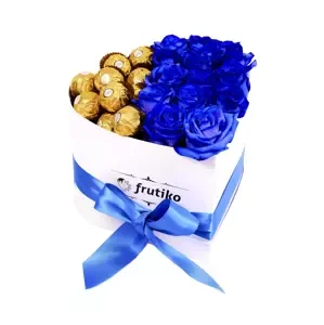 Bílé srdce Modré růže + Ferrero Rocher 13 růží + 15 bonbonů