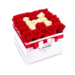 Krabice rudých růží s písmenem 25 ks